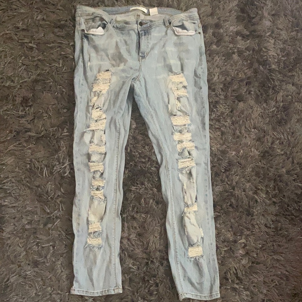 WOMEN’S RIPPED JEANS